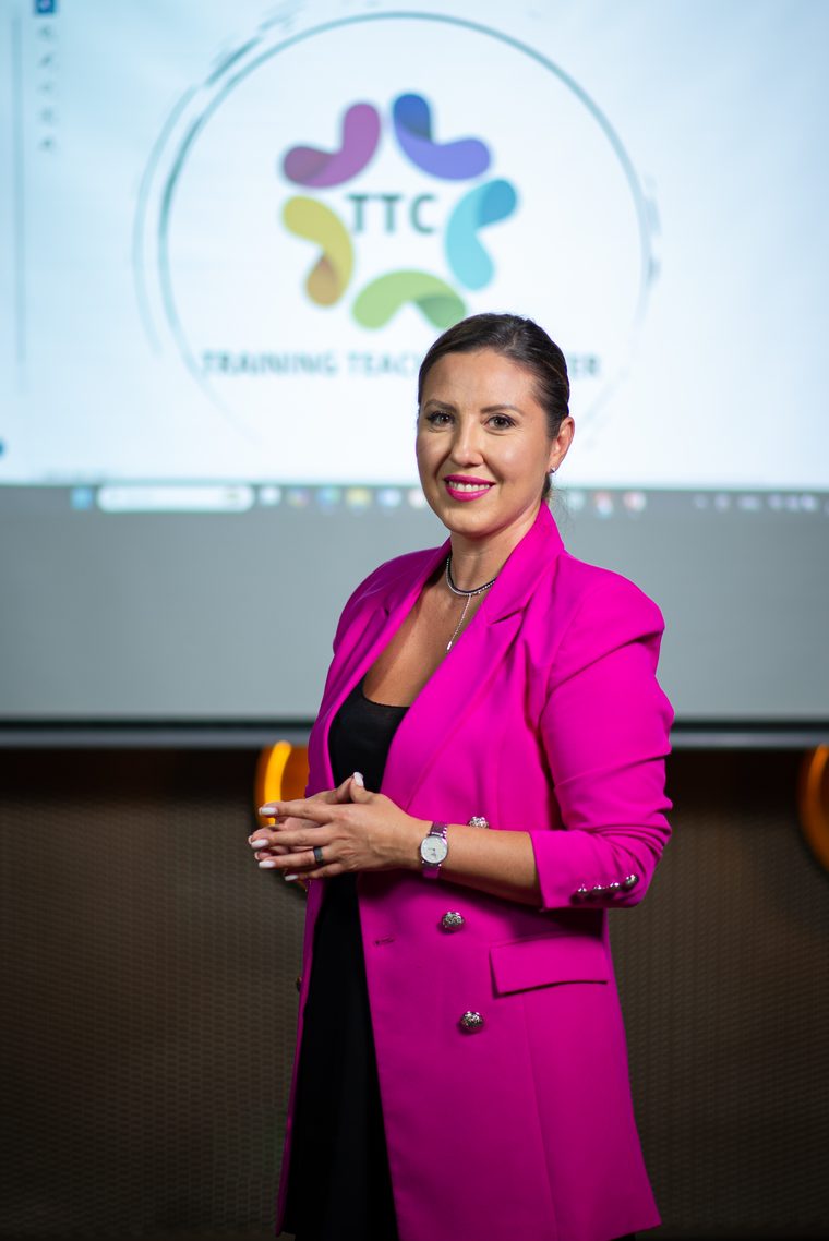 Violeta Apostol, coordonator de training, susținând un curs Training Teaching Center